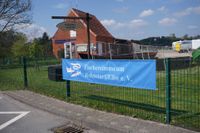 Banner des Fischereimuseums Hohnstorf am Außengelände des Fischereimuseums